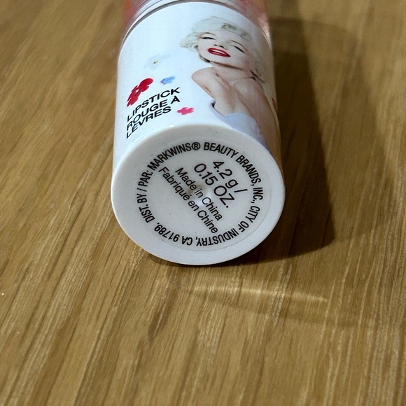 Wet n Wild Marilyn Monroe Bold Red Lipstick - Picture 8 of 16